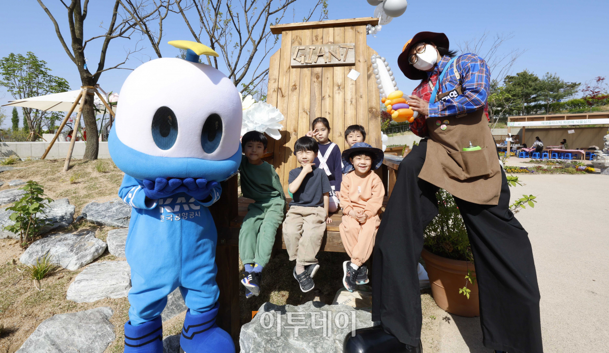 ▲21일 서울 강서구 서울식물원에 조성된 'KAC 열린 놀이공간-거인의정원'에서 아이들이 포티와 폴라이드 찍기 체험을 하고 있다. 조현호 기자 hyunho@