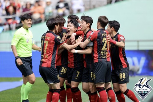 ▲FC서울 선수들이 나상호 선제골에 기뻐하고 있따. 사진제공 한국프로축구연맹