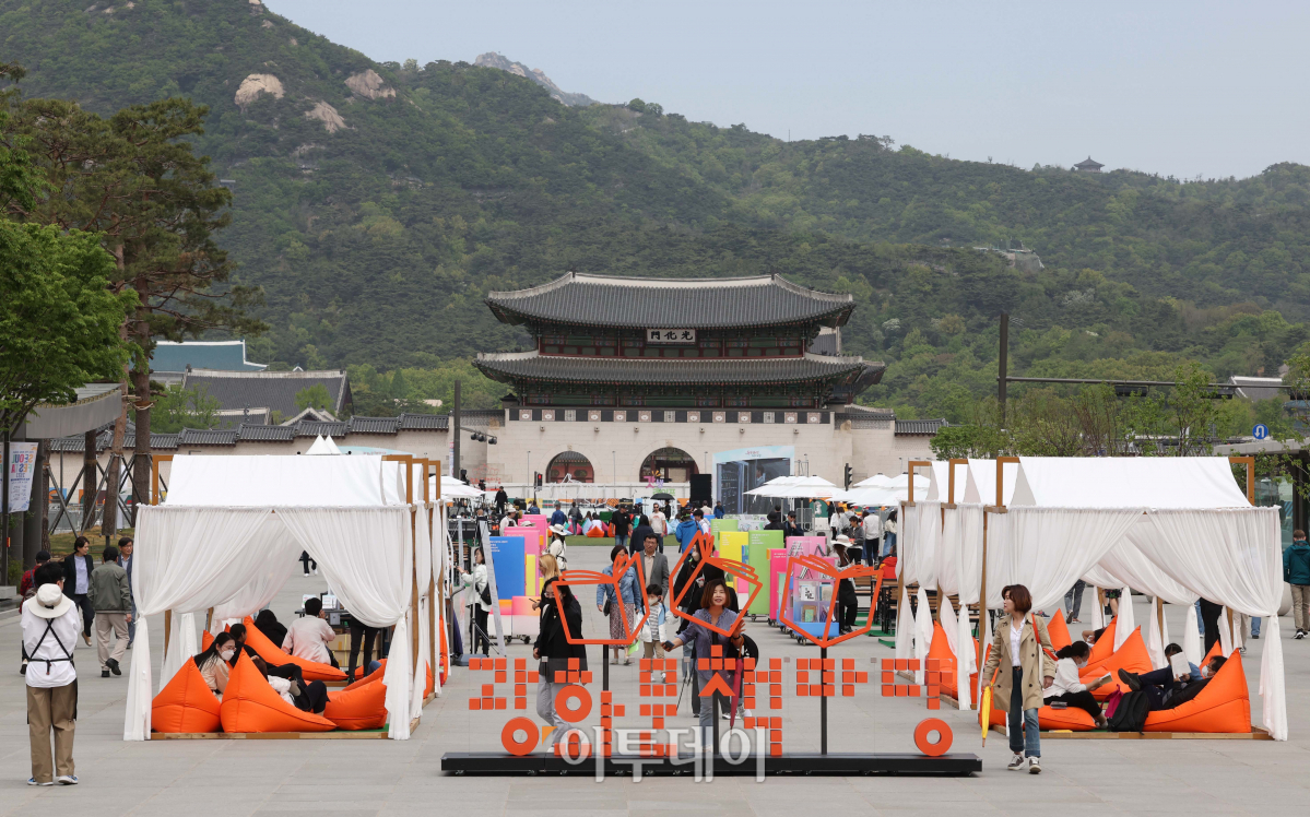 ▲세계 책의 날인 23일 서울 광화문광장을 찾은 시민들이 책을 읽고 있다. 서울시는 이날부터 11월까지 광화문광장과 서울광장에 각각 '광화문 책마당'과 '책읽는 서울광장'을 운영한다. 신태현 기자 holjjak@