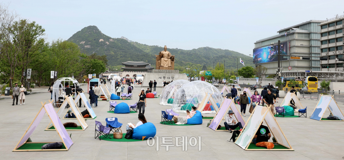 ▲세계 책의 날인 23일 서울 광화문광장을 찾은 시민들이 책을 읽고 있다. 서울시는 이날부터 11월까지 광화문광장과 서울광장에 각각 '광화문 책마당'과 '책읽는 서울광장'을 운영한다. 신태현 기자 holjjak@