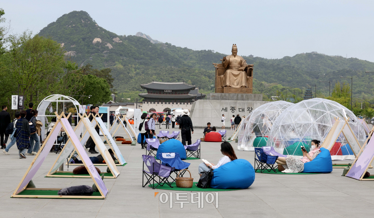 ▲세계 책의 날인 23일 서울 광화문광장을 찾은 시민들이 책을 읽고 있다. 서울시는 이날부터 11월까지 광화문광장과 서울광장에 각각 '광화문 책마당'과 '책읽는 서울광장'을 운영한다. 신태현 기자 holjjak@