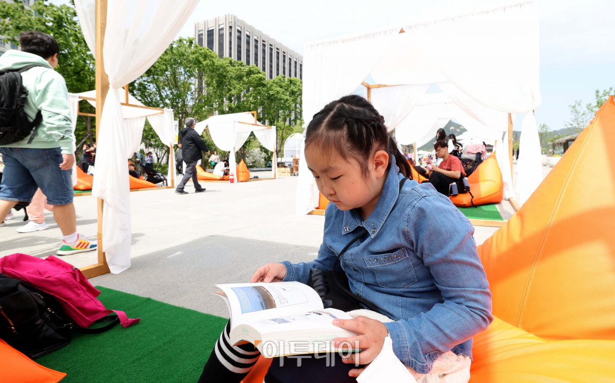 ▲세계 책의 날인 23일 서울 광화문광장을 찾은 시민들이 책을 읽고 있다. 서울시는 이날부터 11월까지 광화문광장과 서울광장에 각각 '광화문 책마당'과 '책읽는 서울광장'을 운영한다. 신태현 기자 holjjak@