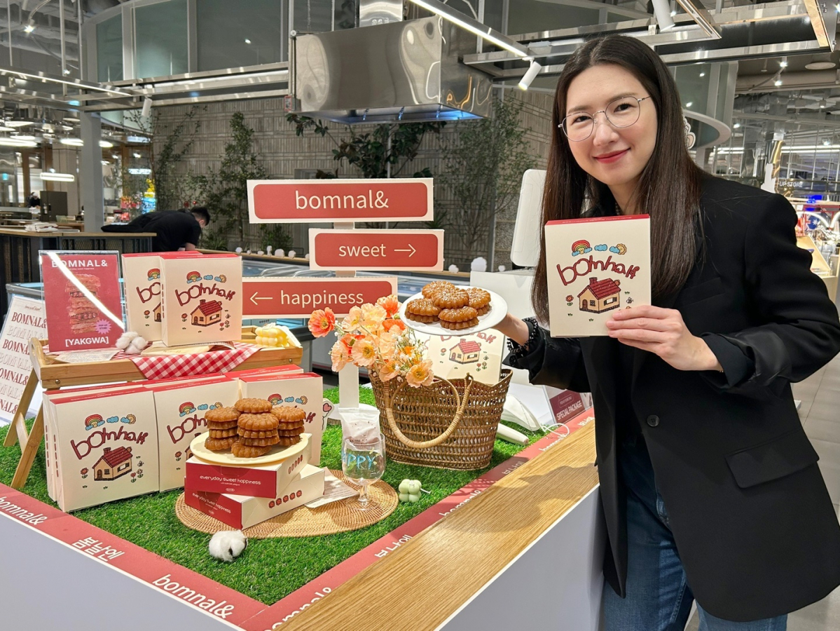 ▲서울 영등포구에 위치한 현대백화점 더현대 서울 지하1층 ‘봄날엔약과’ 팝업 행사장에서 인기 유튜버 ‘여수언니’ 정혜영씨가 상품을 소개하고 있는 모습. (사진제공=현대백화점)