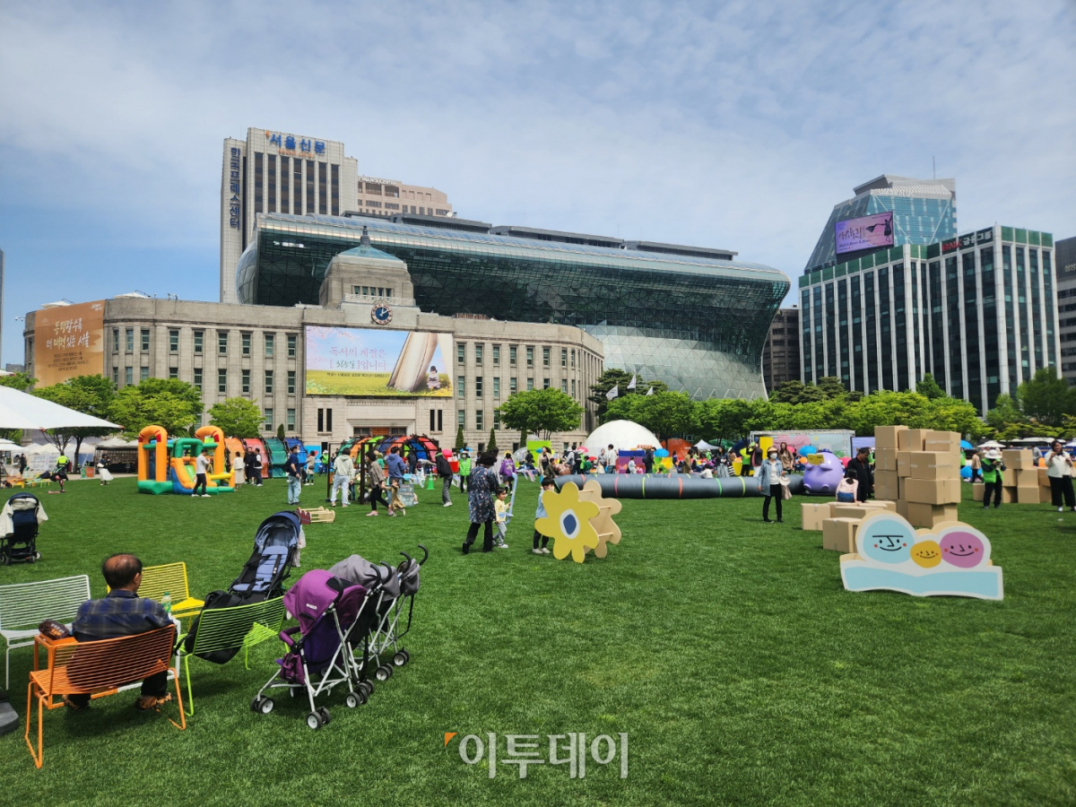 ▲세계 책의 날을 맞아 광화문광장과 서울광장이 열린 도서관으로 변신해 각각 ‘광화문 책마당’과 책읽는 서울광장‘으로 조성됐다. (김채빈 기자 chaebi@)