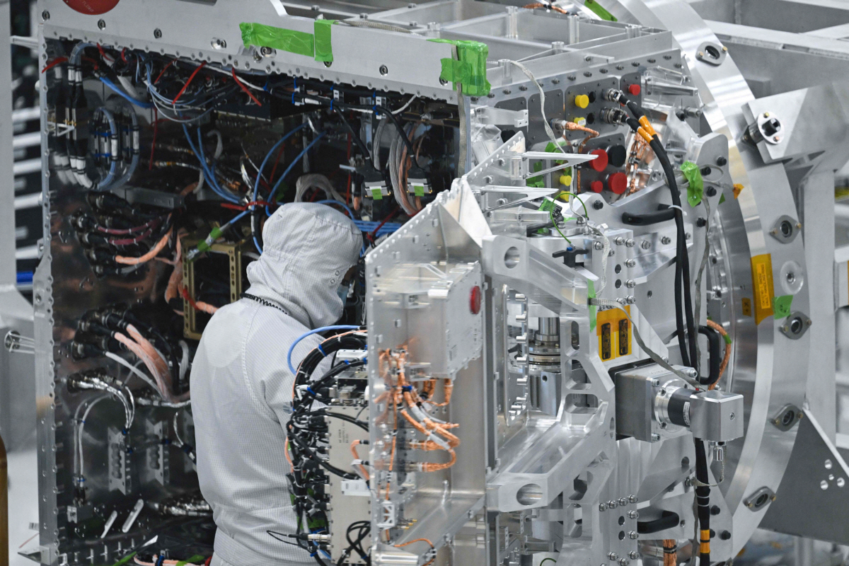 ▲미국 캘리포니아주 패서디나의 미 항공우주국(NASA) 실험실에서 11일 연구원이 달 탐사용 위성을 점검하고 있다. 패서디나(미국)/AFP연합뉴스