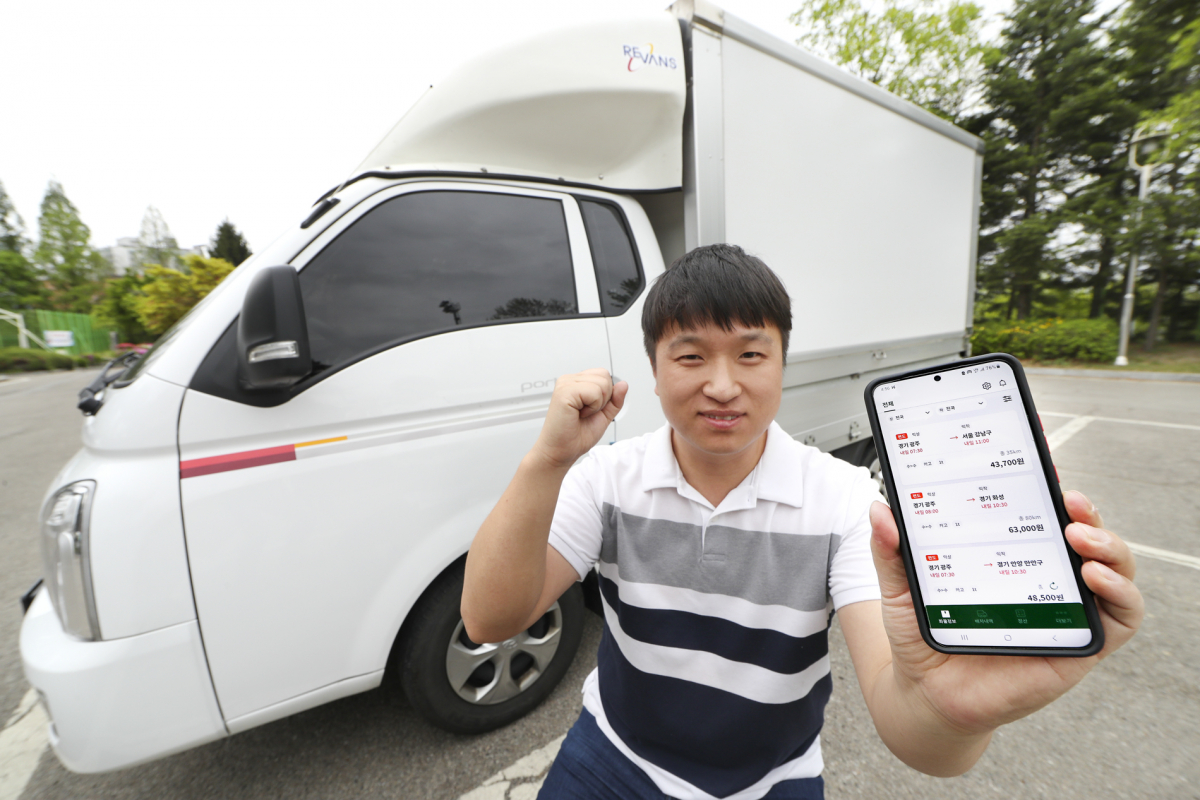 ▲차주가 스마트폰으로 브로캐리 2.0을 이용하는 모습. (사진제공=KT)