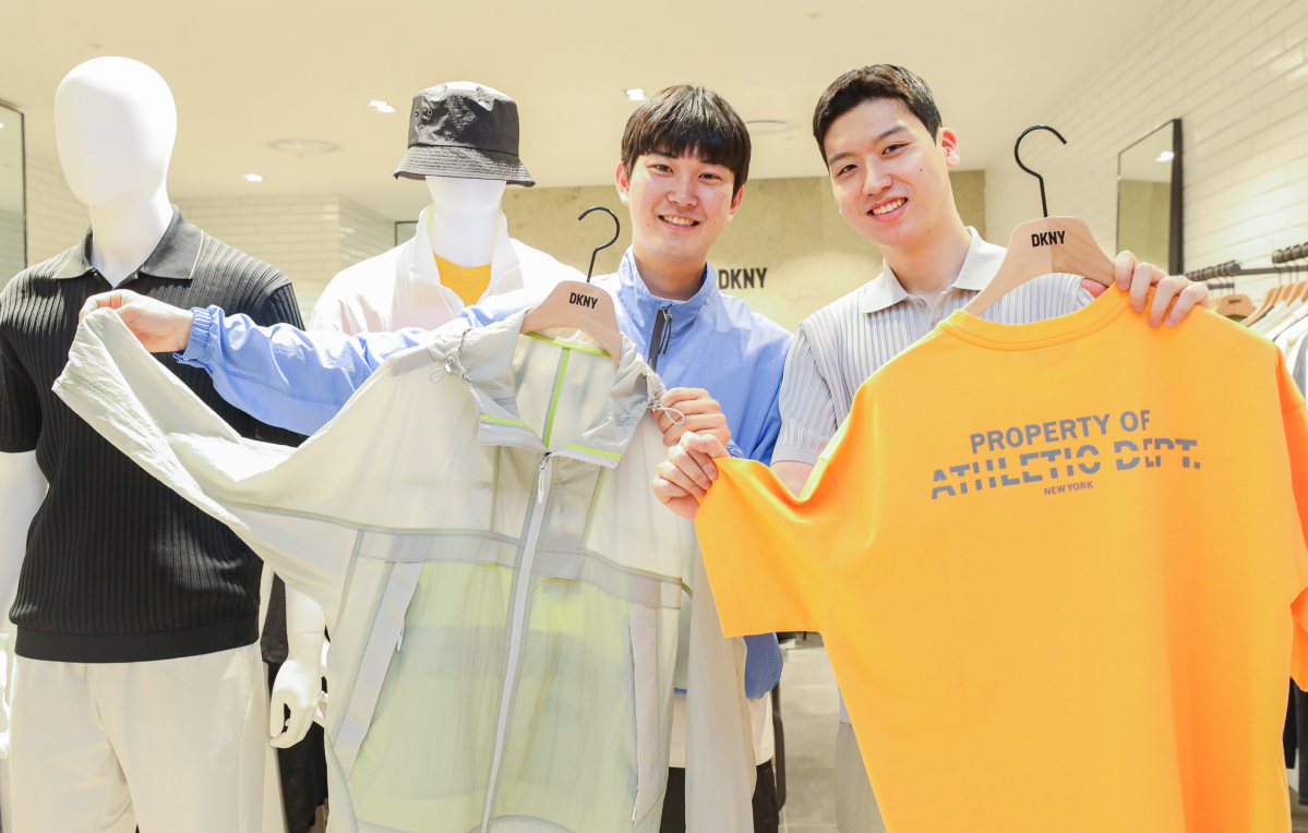 ▲24일 오전 서울 영등포구 더현대 서울 3층 DKNY 남성 매장에서 모델들이 ‘요트 캡슐 컬렉션’을 소개하고 있다. (사진제공=현대백화점그룹)