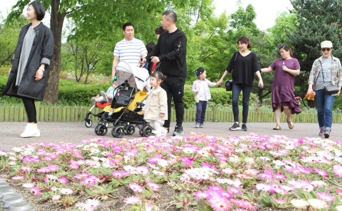 ▲가족들과 함께 나들이 중인 어린이들 (뉴시스)