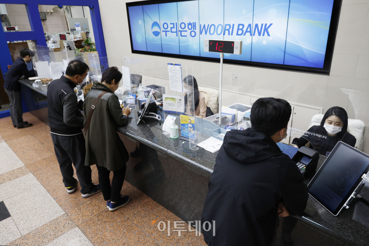 ▲전세사기 피해자들에 대한 저금리 대환 대출이 시작된 24일 오전 서울 중구 우리은행 본점에서 시민들이 은행업무를 보고 있다. 조현호 기자 hyunho@