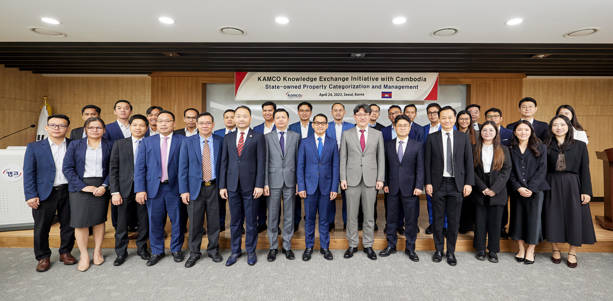 ▲24일 캠코양재타워에서 캠코의 국유재산 관리 노하우 전수를 위해 개최된 연수에서 원호준(앞줄 오른쪽 여섯 번째) 캠코 본부장과 헬 잠라운(앞줄 왼쪽 여덟 번째) 캄보디아 재무부 차관및 관계자들이 기념 촬영을 하고 있다. (사진제공=캠코)