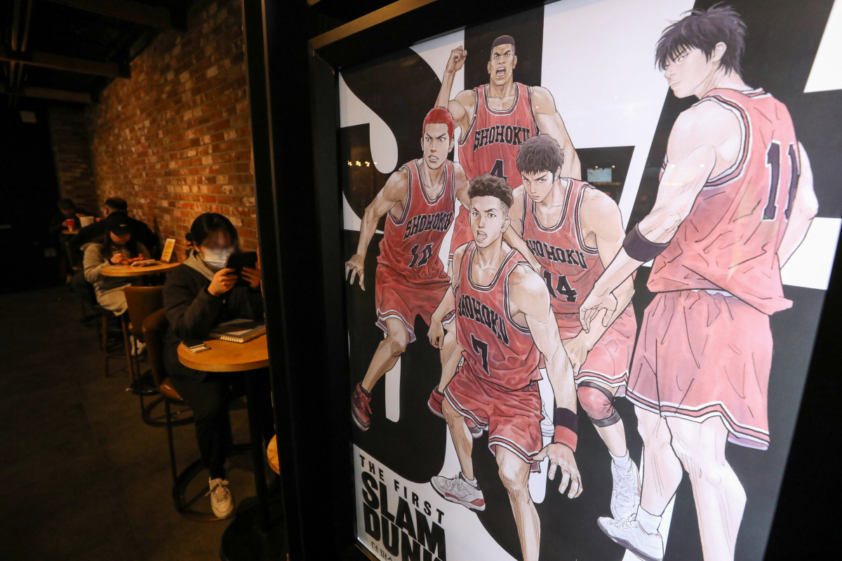 ▲서울 시내 영화관의 한 전광판에 ‘더 퍼스트 슬램덩크’ 포스터가 표시돼 있다. 뉴시스