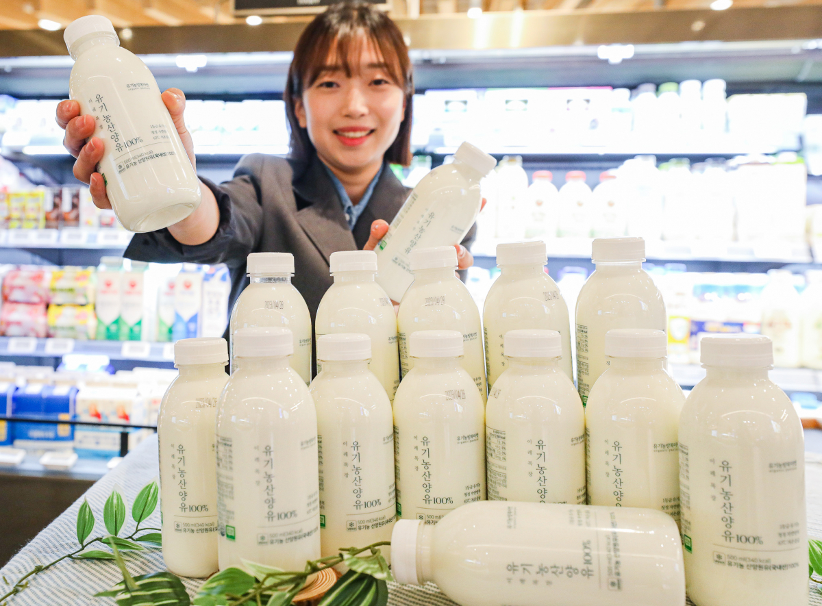 ▲24일 오전 서울 영등포구에 위치한 더현대 서울 지하 1층 식품관에서 직원이 유기농 산양유 100% 제품을 소개하고 있다. (사진제공=현대백화점그룹)