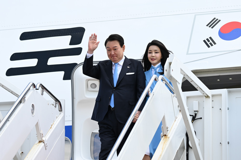 ▲워싱턴 도착, 인사하는 윤석열 대통령 내외 (연합뉴스)