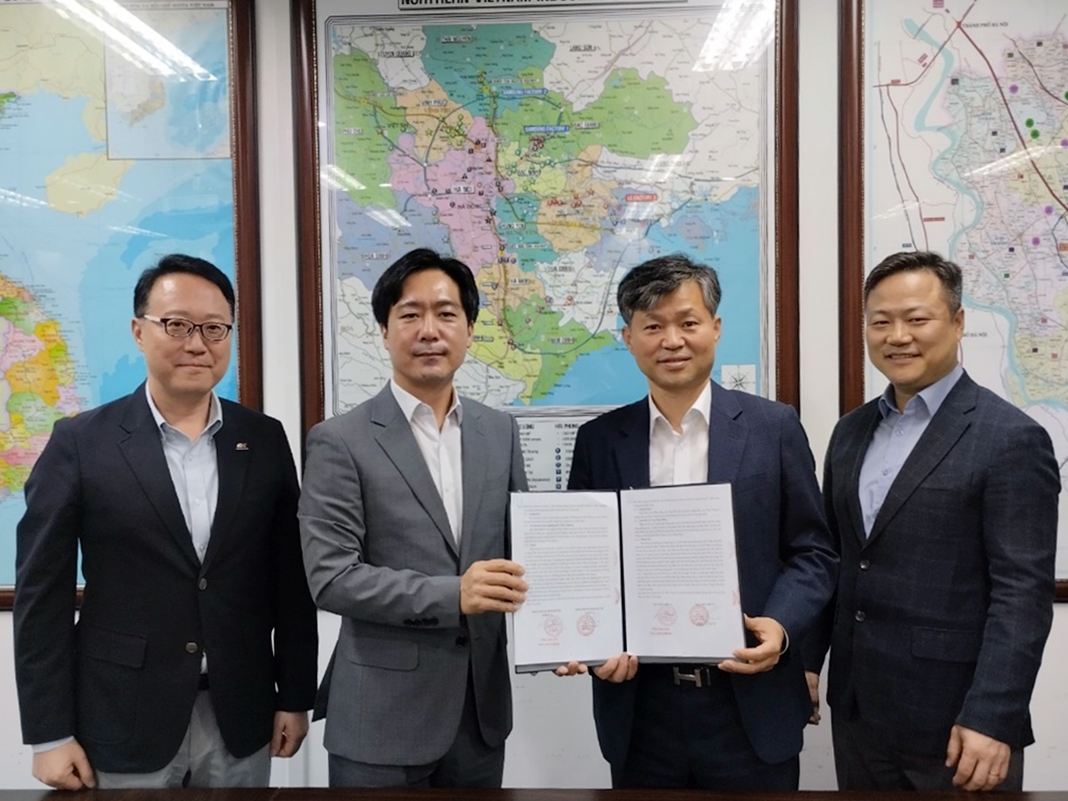 ▲(왼쪽부터)정인권 알스퀘어베트남 하노이 소장, 신지민 알스퀘어베트남 법인장, 한종덕 VTK 법인장, 차영호 VTK 최고재무책임자(CFO) 등이 기념 사진을 찍고 있다 (자료제공=알스퀘어)