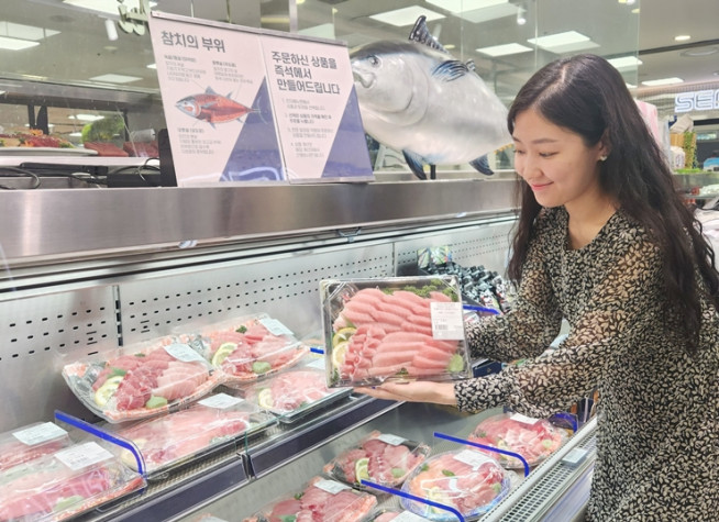 ▲모델이 롯데마트에서 참치회를 소개하고 있다. (사진제공=롯데쇼핑)