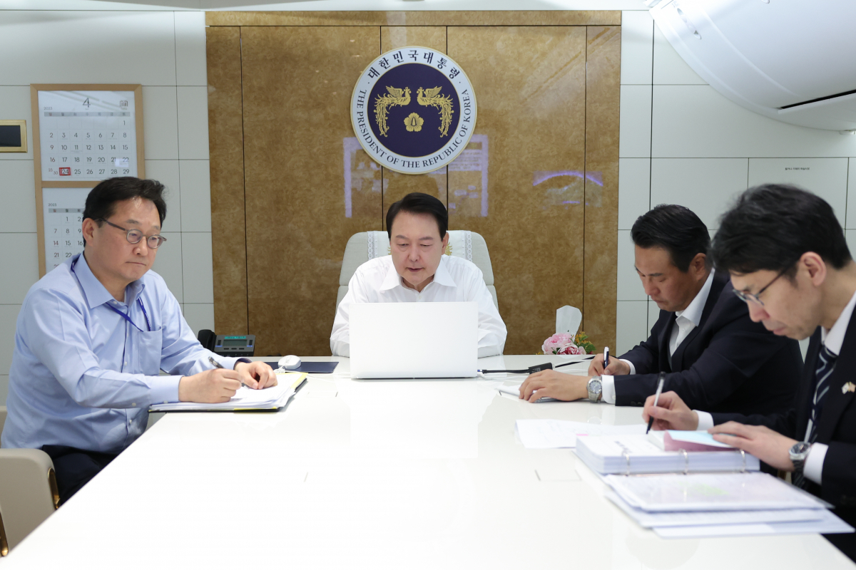 ▲윤석열 대통령이 24일(현지시간) 미국 워싱턴DC로 향하는 공군 1호기에서 수단 교민 철수 관련 회의를 주재하고 있다. (연합뉴스)