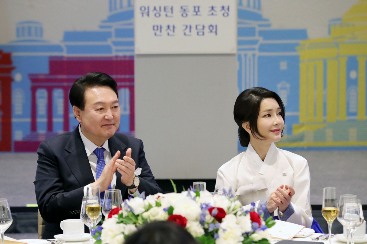 ▲미국을 국빈 방문한 윤석열 대통령과 부인 김건희 여사가 24일(현지시간) 워싱턴DC 한 호텔에서 열린 워싱턴 동포 초청 만찬 간담회에서 유미 호건 전 메릴랜드주지사 부인의 환영사를 듣고 박수치고 있다. (연합뉴스)