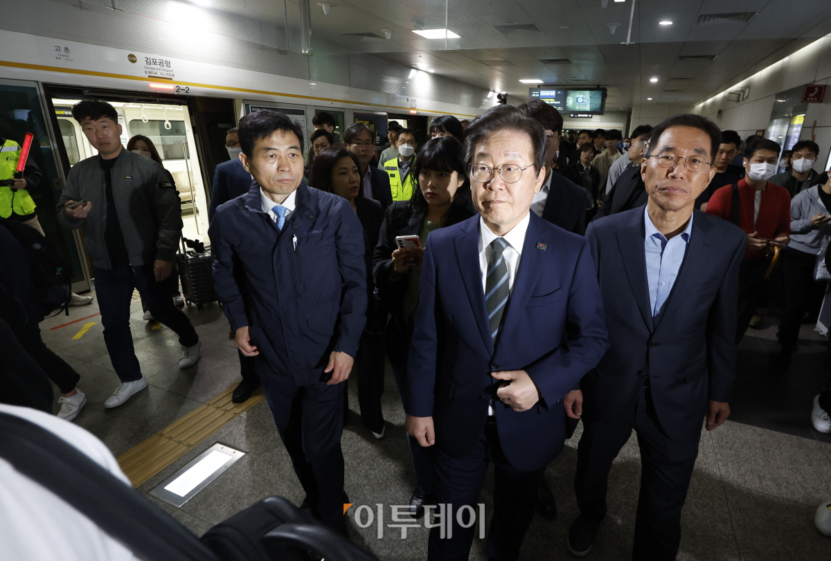 ▲이재명 더불어민주당 대표가 25일 오전 서울 강서구 김포도시철도(김포골드라인) 승객 과밀 상황 점검 후 김포공항역에서 내리고 있다. 조현호 기자 hyunho@