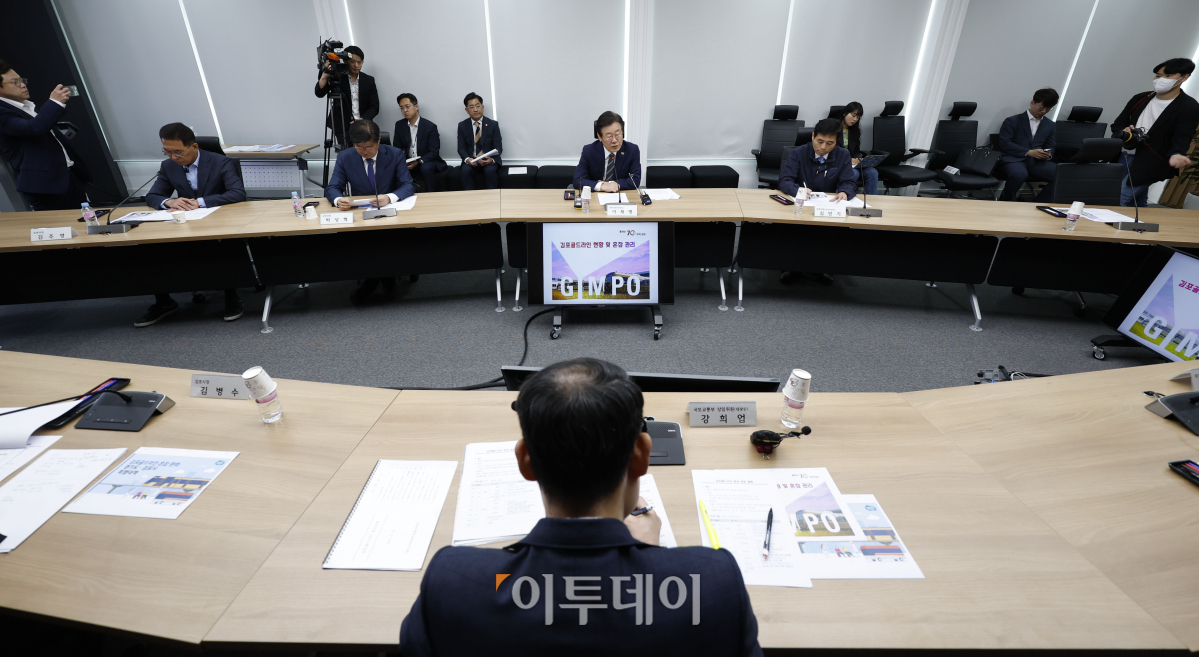 ▲이재명 더불어민주당 대표가 25일 서울 강서구 한국공항공사에서 열린 '김포골드라인 현장방문 및 현황 청취 간담회'에서 발언을 하고 있다. 조현호 기자 hyunho@