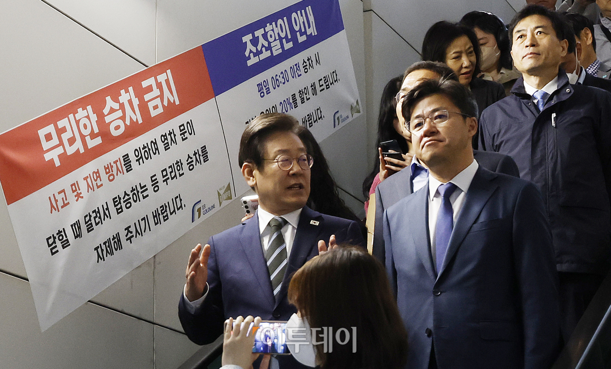 ▲이재명 더불어민주당 대표가 25일 오전 경기 김포시 김포도시철도(김포골드라인) 운양역에서 열차를 탑승하기 위해 에스컬레이터를 타고 이동하고 있다. 조현호 기자 hyunho@