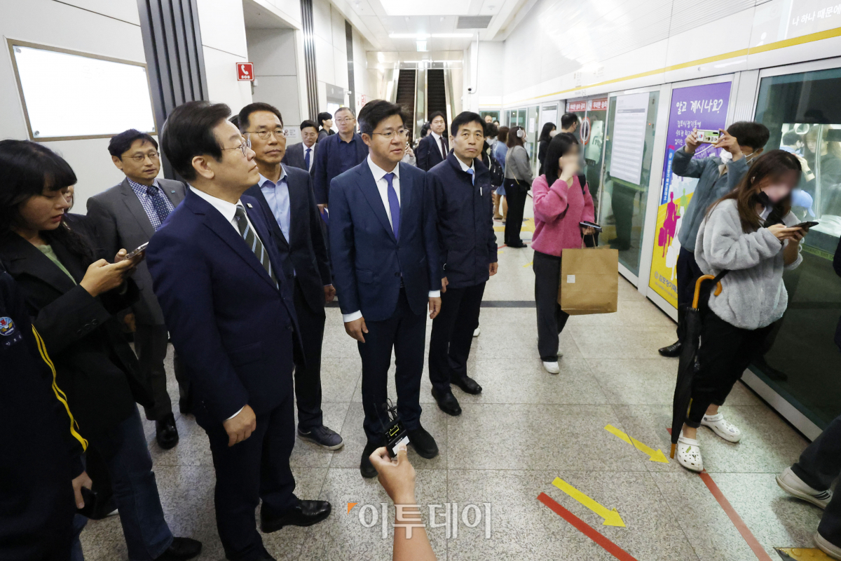 ▲이재명 더불어민주당 대표가 25일 오전 경기 김포시 김포도시철도(김포골드라인) 운양역에서 김포공항으로 향하는 열차에 탑승하기 위해 대기하고 있다. 조현호 기자 hyunho@