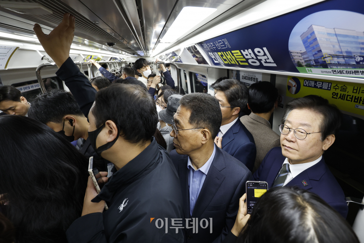 ▲이재명 더불어민주당 대표가 25일 오전 경기 김포시 김포도시철도(김포골드라인) 운양역에서 김포공항으로 향하는 열차에 탑승해 승객 과밀 상황을 점검하고 있다. 조현호 기자 hyunho@