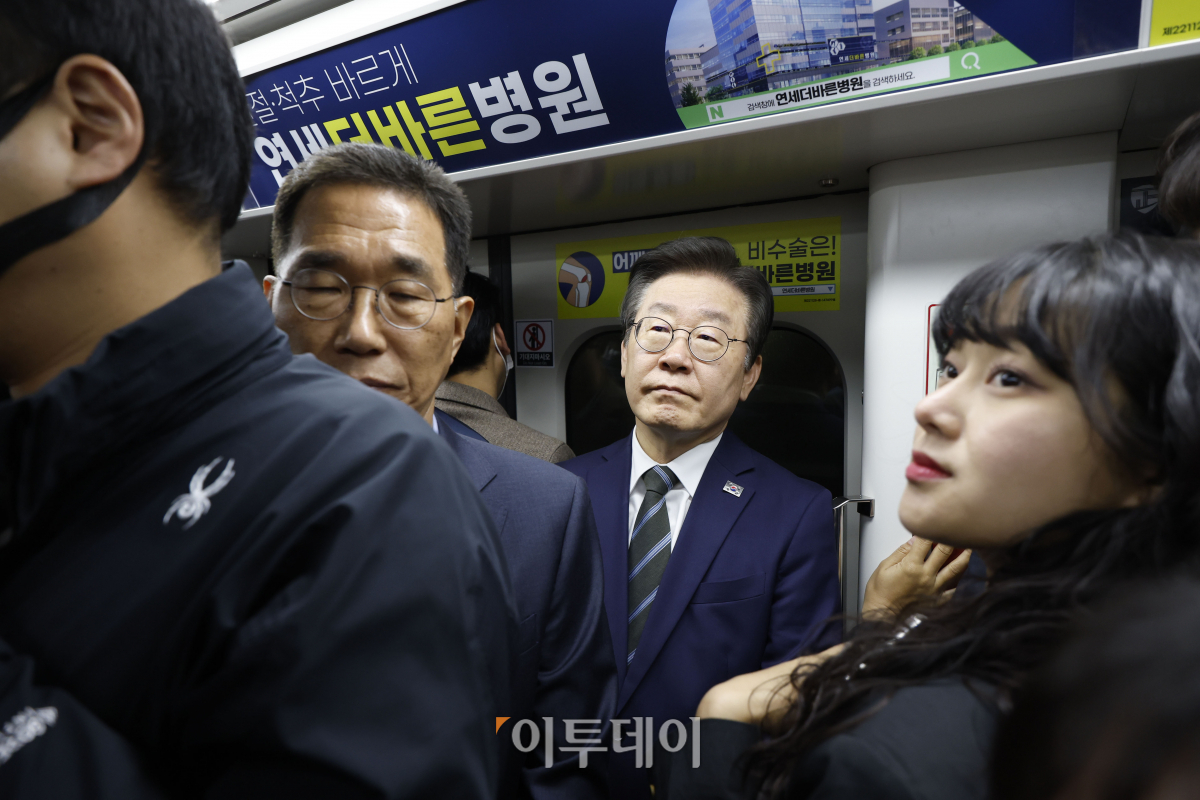 ▲이재명 더불어민주당 대표가 25일 오전 경기 김포시 김포도시철도(김포골드라인) 운양역에서 김포공항으로 향하는 열차에 탑승해 승객 과밀 상황을 점검하고 있다. 조현호 기자 hyunho@