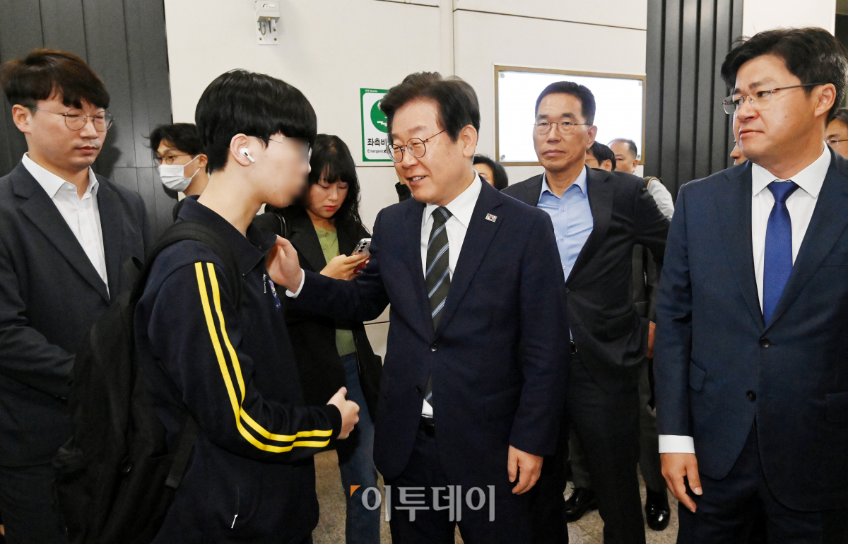 ▲이재명 더불어민주당 대표가 25일 오전 경기 김포시 김포도시철도(김포골드라인) 운양역 승강장에서 김포공항으로 향하는 열차를 기다리며 학생과 대화를 하고 있다. 조현호 기자 hyunho@