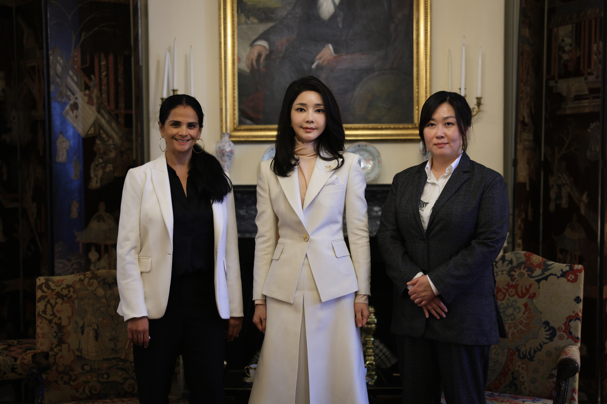 ▲미국을 국빈 방문 중인 윤석열 대통령 부인 김건희 여사가 24일(현지시간) 워싱턴DC 블레어하우스에서 벨라 바자리아(왼쪽) 넷플릭스 최고콘텐츠책임자(CCO)를 접견한 뒤 김민영 넷플릭스 아시아태평양 콘텐츠 총괄 책임자(오른쪽)와 기념촬영을 하고 있다. (연합뉴스)