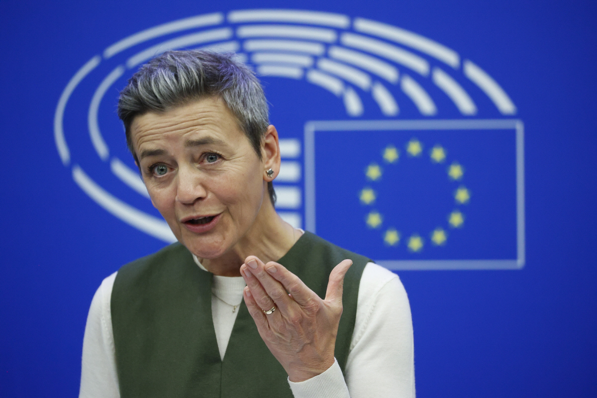 ▲마르그레테 베스타게르 유럽연합 집행위원회(EC) 부위원장이 18일 프랑스 스트라스부르에서 기자회견을 하고 있다. 스트라스부르(프랑스)/EPA연합뉴스
