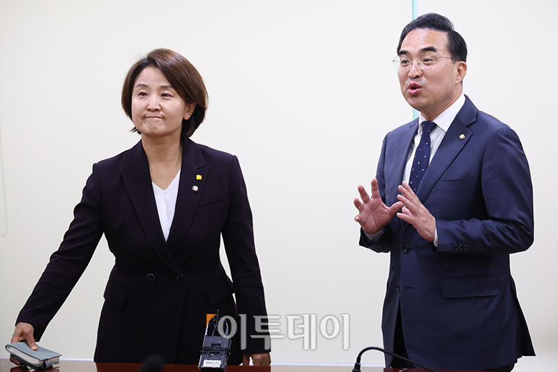 ▲박홍근(오른쪽) 더불어민주당 원내대표와 이은주 정의당 원내대표가 25일 서울 여의도 국회 의원회관에서 '50억 클럽 특검법'과 '김건희 여사 특검법' 관련 회동을 하고 있다. 고이란 기자 photoeran@ (고이란 기자 photoeran@)