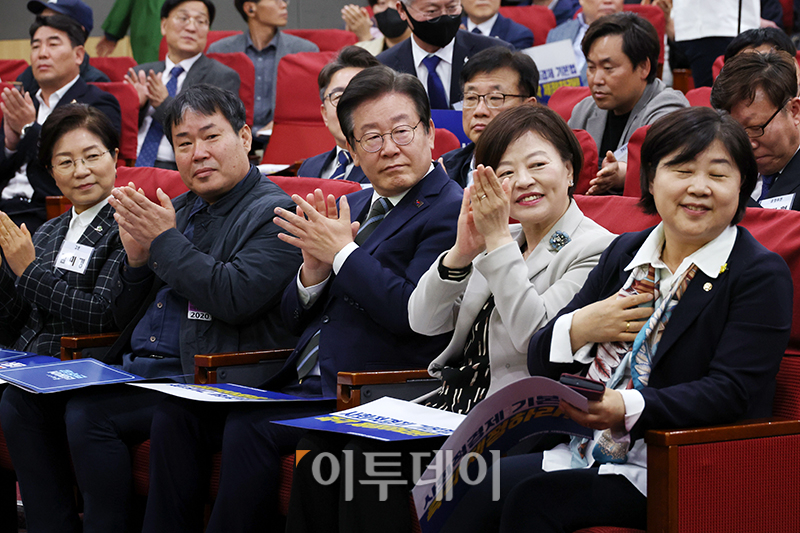 ▲이재명(앞줄 가운데) 더불어민주당 대표가 25일 서울 여의도 국회 의원회관에서 열린 2023 사회적경제위원회 출범식에서 진선미(앞줄 오른쪽 두번째) 위원장을 비롯한 참석자들과 박수를 치고 있다. 고이란 기자 photoeran@