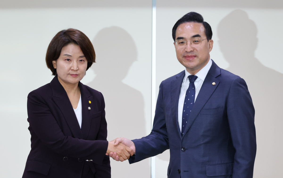 ▲민주당 박홍근 원내대표와 정의당 이은주 원내대표가 25일 국회에서 특검법 관련 논의를 위해 만나고 있다. (연합뉴스)