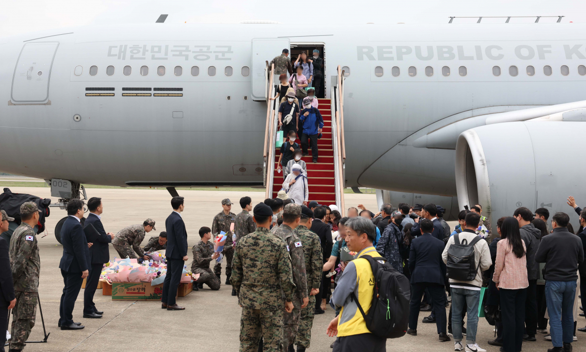 ▲군벌 간 무력 충돌로 고립됐다가 우리 정부의 '프라미스(Promise·약속)' 작전을 통해 철수한 수단 교민들이 25일 경기 성남시 서울공항으로 입국하고 있다. (연합뉴스)