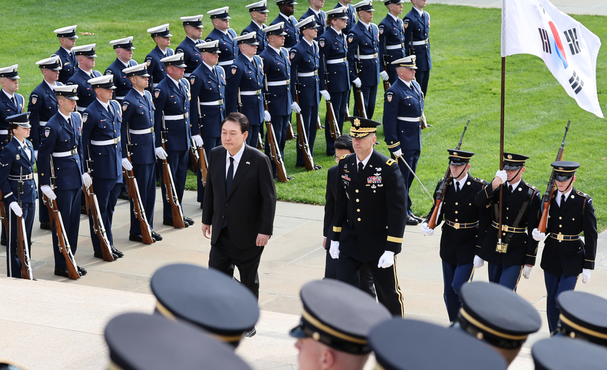 ▲미국을 국빈 방문한 윤석열 대통령이 25일 오전(현지시간) 워싱턴DC 인근 알링턴 국립묘지를 참배하고 있다. (연합뉴스)