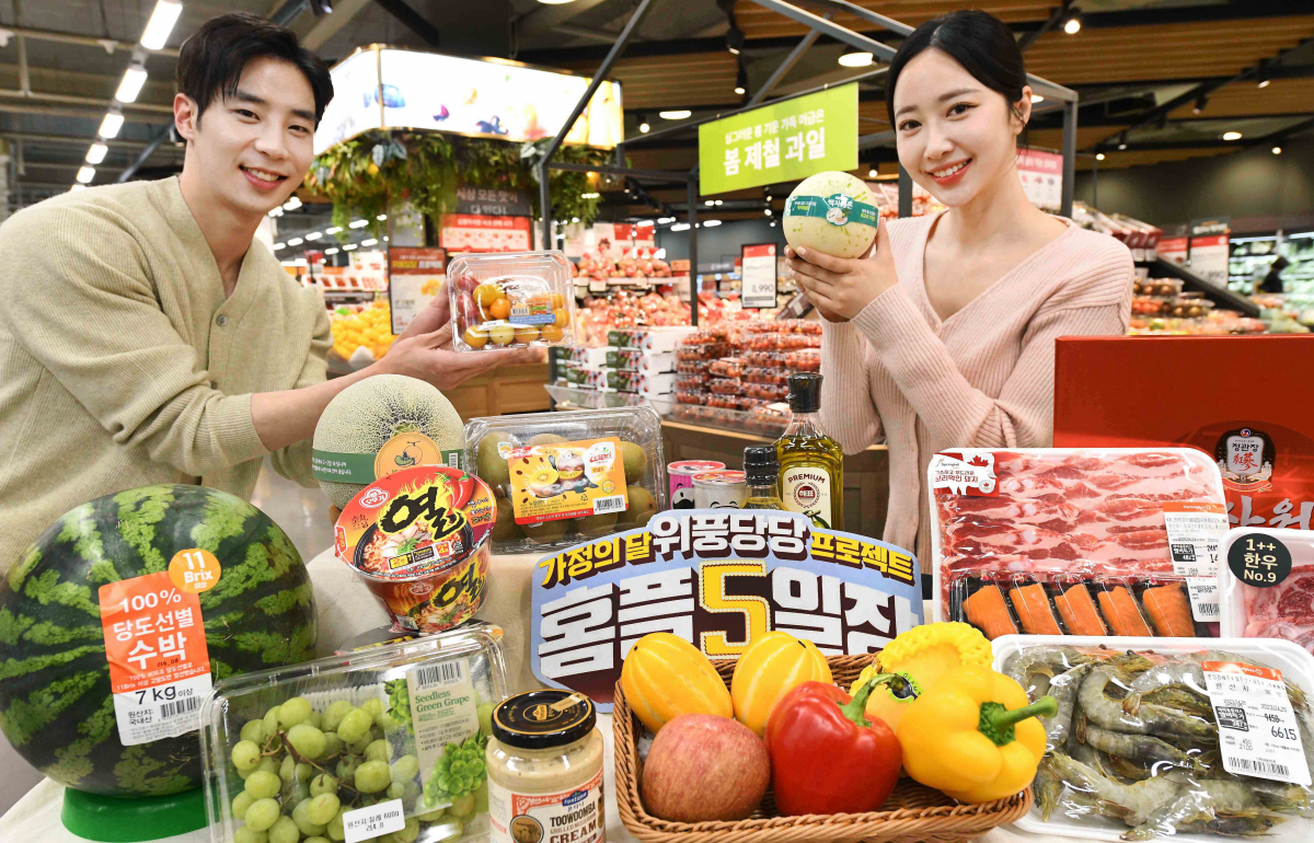 ▲모델들이 26일 서울 등촌동 홈플러스 메가푸드마켓 강서점에서 ‘홈플5일장’ 행사를 소개하고 있다. (사진제공=홈플러스)