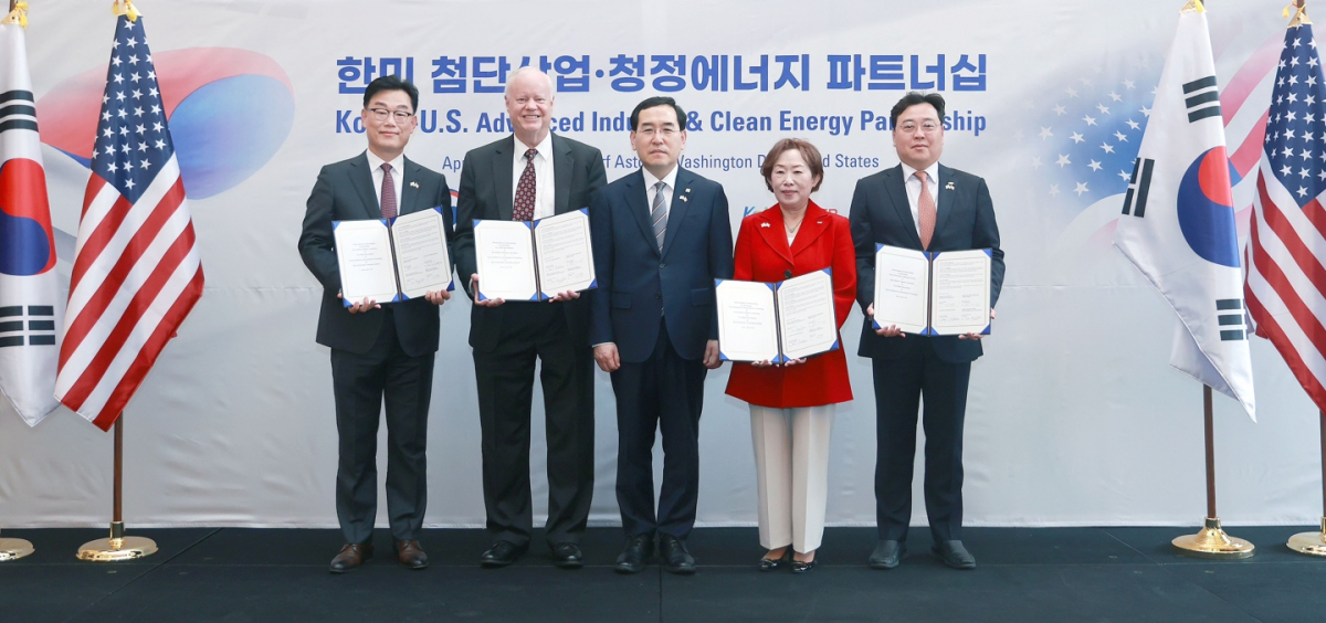 ▲박태성 한국배터리산업협회(KBIA) 부회장(왼쪽부터), 제임스 그린버거 미국 배터리협회(NAATBatt) 대표, 이창양 산업통상자원부 장관, 민병주 한국산업기술진흥원(KIAT) 원장, 신희동 한국전자기술연구원(KETI) 원장이 배터리 분야 업무협약식에서 기념촬영을 하고 있다. (사진제공=한국산업기술진흥원)