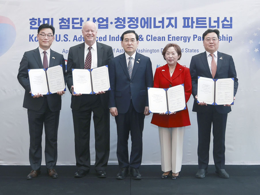 ▲박태성 한국배터리산업협회(KBIA) 부회장(왼쪽부터), 제임스 그린버거 미국 배터리협회(NAATBatt) 대표, 이창양 산업통상자원부 장관, 민병주 한국산업기술진흥원(KIAT) 원장, 신희동 한국전자기술연구원(KETI) 원장이 배터리 산업기술협력 강화 업무협약식에서 기념촬영을 하고 있다 (사진제공=한국전자기술연구원)