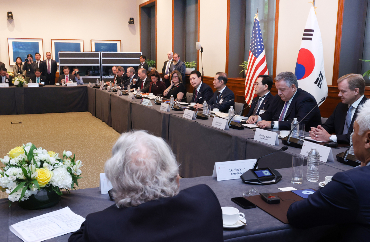 ▲미국을 국빈 방문 중인 윤석열 대통령이 25일(현지시간) 워싱턴DC 미국 상공회의소에서 열린 한미 비즈니스 라운드테이블에서 발언하고 있다. (뉴시스)