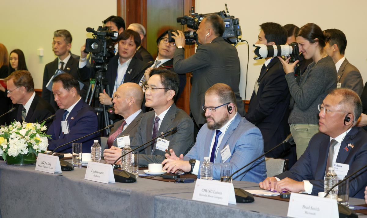 ▲이재용 삼성전자 회장, 최태원 SK그룹 회장, 정의선 현대자동차그룹 회장이 25일(현지시간) 워싱턴DC 미국 상공회의소에서 열린 한미 비즈니스 라운드테이블에 참석해 있다. (뉴시스)