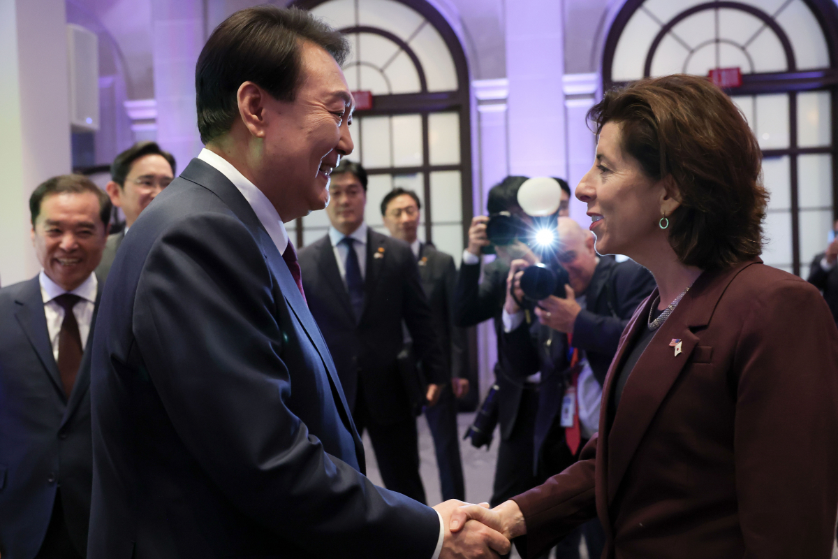 ▲미국을 국빈 방문 중인 윤석열 대통령이 25일(현지시간) 워싱턴DC 미국 상공회의소에서 열린 한미 비즈니스 라운드테이블에서 지나 러몬도 미국 상무장관과 대화하고 있다. (뉴시스)