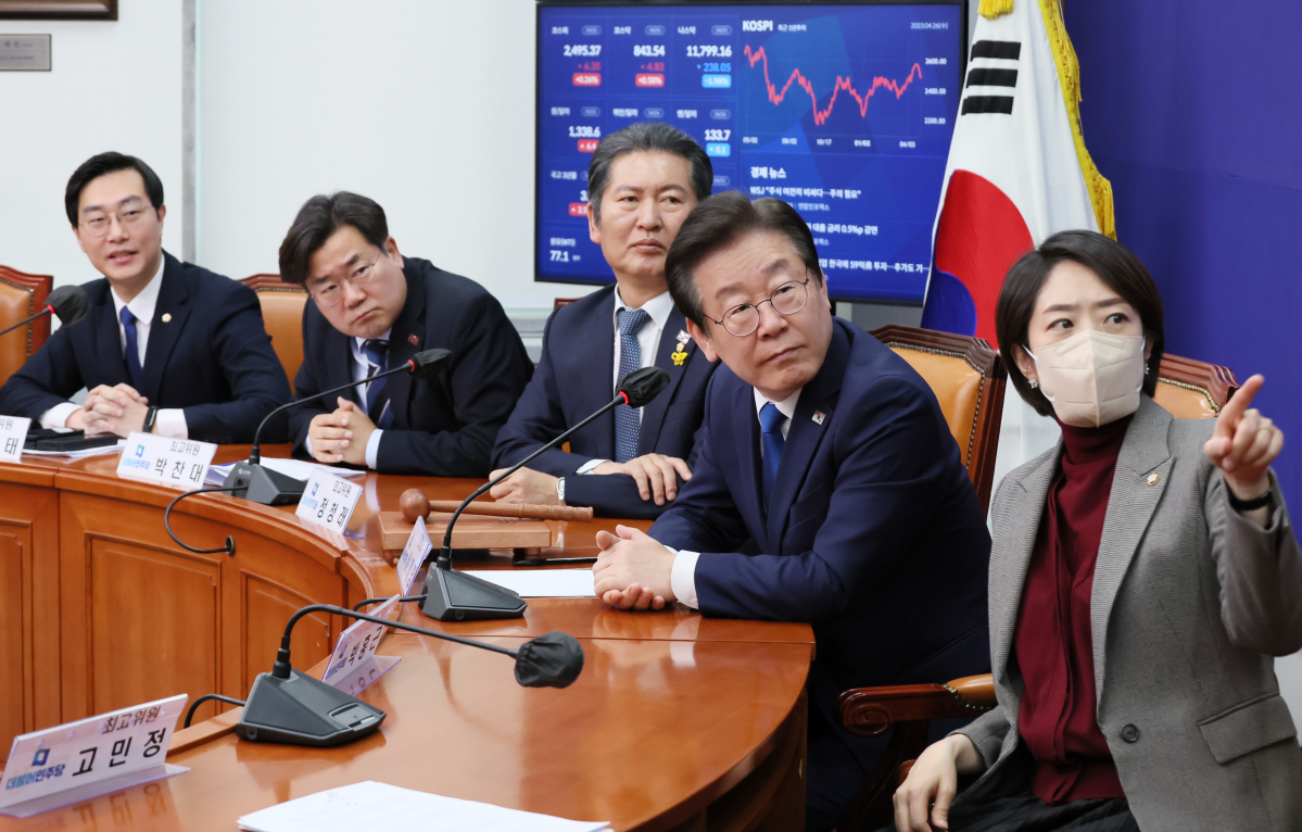 ▲더불어민주당 이재명 대표가 26일 오전 국회에서 열린 최고위원회의에서 장경태 최고위원이 제시한 김건희 여사 조명 사용 의혹 영상을 지켜보고 있다. (연합뉴스)