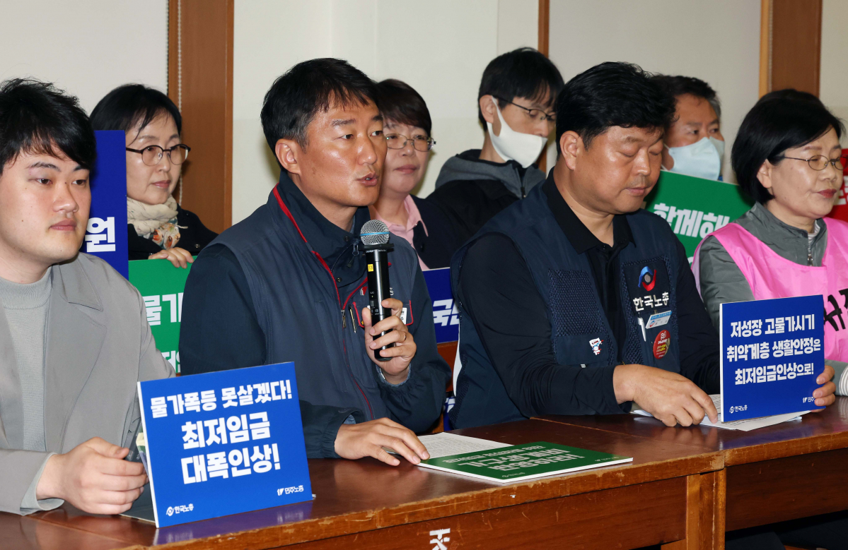 ▲양경수 민주노총 위원장이 26일 서울 중구 프란치스코 교육회관에서 열린 ‘모두를 위한 최저임금 1만2000원 운동본부’ 발족 기자회견에서 발언하고 있다. 신태현 기자 holjjak@