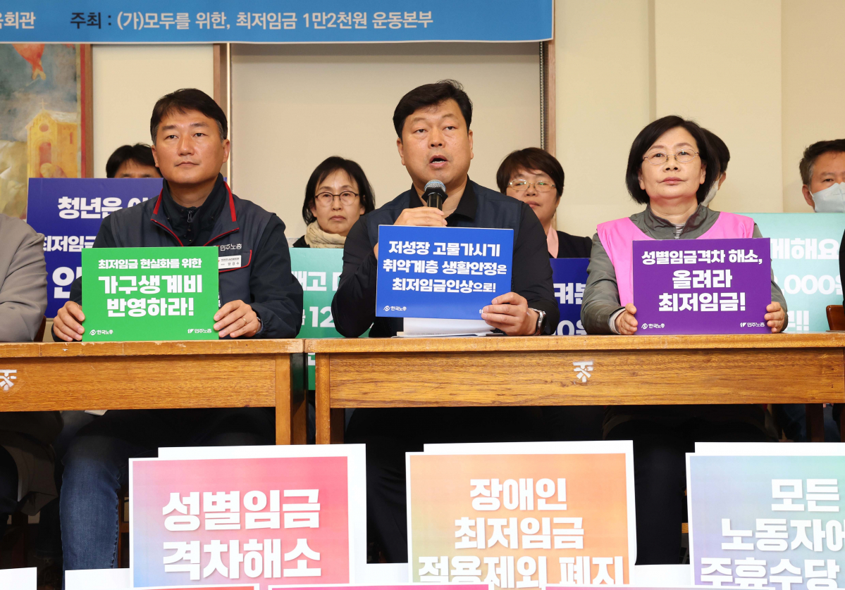 ▲류기섭 한국노총 사무총장이 26일 서울 중구 프란치스코 교육회관에서 열린 ‘모두를 위한 최저임금 1만2000원 운동본부’ 발족 기자회견에서 발언하고 있다. 신태현 기자 holjjak@