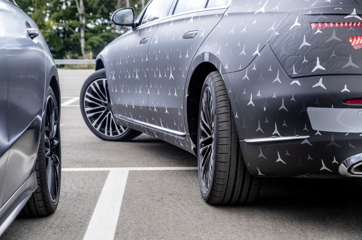 ▲메르세데스-벤츠 S-클래스에 선보인 '리어-액슬 스티어링(Rear-Axle Steering)' 시스템. 저속에서는 운전대와 반대방향으로 최대 10도를 비틀 수 있다. 회전반경을 최대 1m 줄일 수 있다. (출처=다임러 미디어)