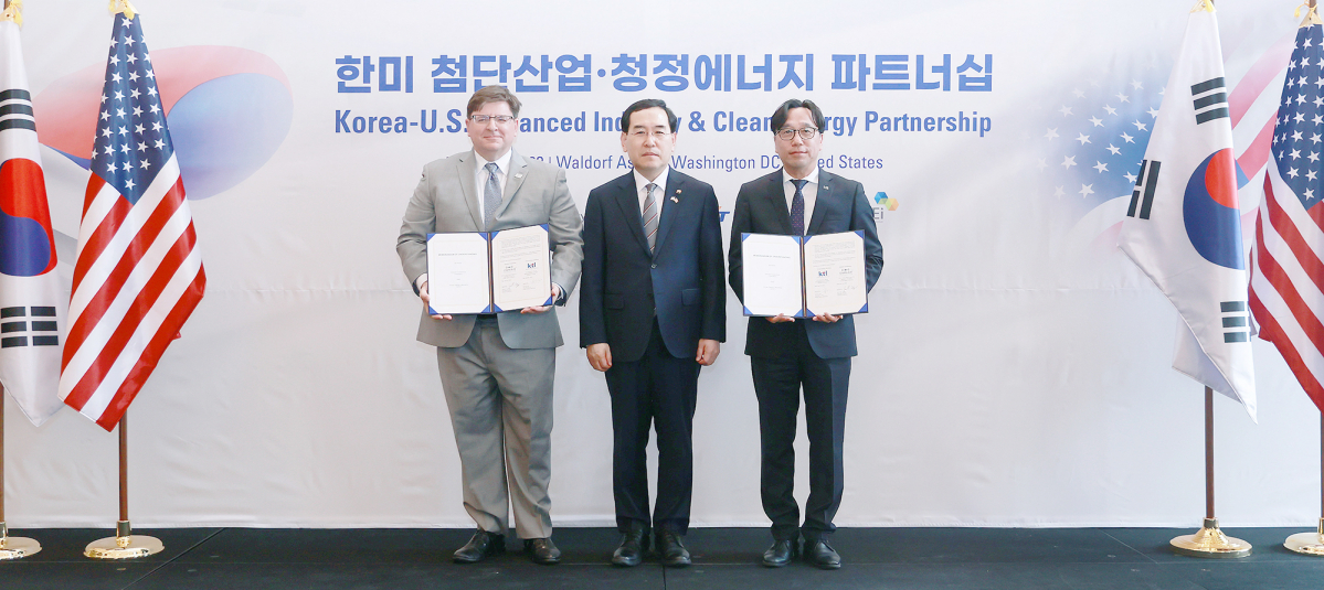 ▲김세종 한국산업기술시험원 원장(오른쪽)이 25일(현지시각) 미국 워싱턴 D.C. 왈도프 아스토리아 호텔에서 이창양 산업통상자원부 장관(가운데)이 임석한 가운데 제이슨 M 콘리 OmniAir 의장과 '차량사물통신(V2X) 산업기술 교류 및 5G-V2X 인증프로그램의 공동연구' 업무협약을 체결한 후 기념 촬영을 하고 있다. (사진제공=한국산업기술시험원)