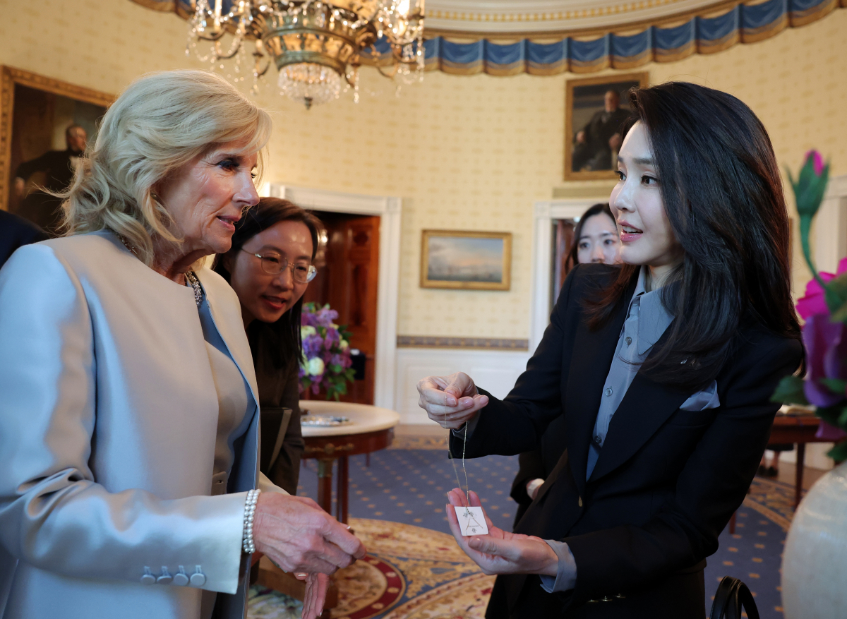 ▲미국을 국빈 방문한 윤석열 대통령의 부인 김건희 여사가 25일(현지시간) 워싱턴DC 백악관 관저에서 열린 친교행사에서 조 바이든 미국 대통령의 부인 질 바이든 여사와 준비한 선물을 교환하고 있다. (연합뉴스)