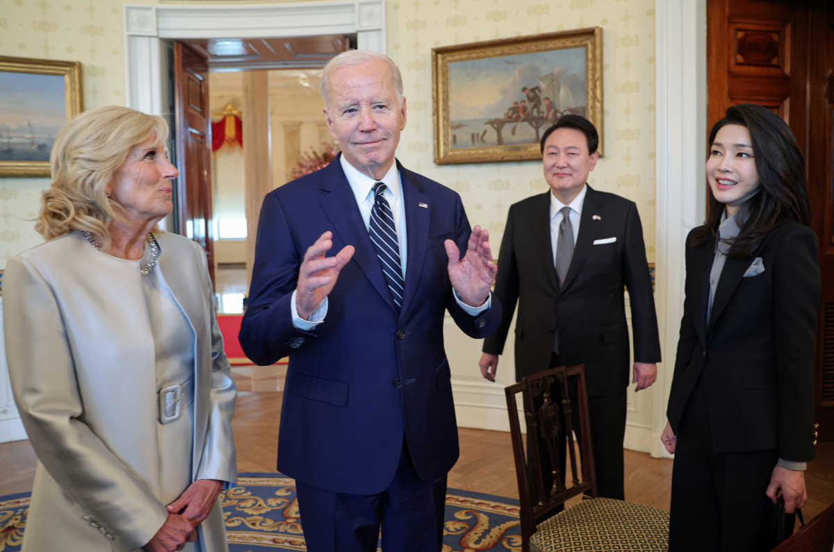 ▲미국을 국빈 방문한 윤석열 대통령과 부인 김건희 여사가 25일(현지시간) 워싱턴DC 백악관 관저에서 열린 친교행사에서 조 바이든 미국 대통령, 질 바이든 여사와 함께 내부를 관람하고 있다. (연합뉴스)