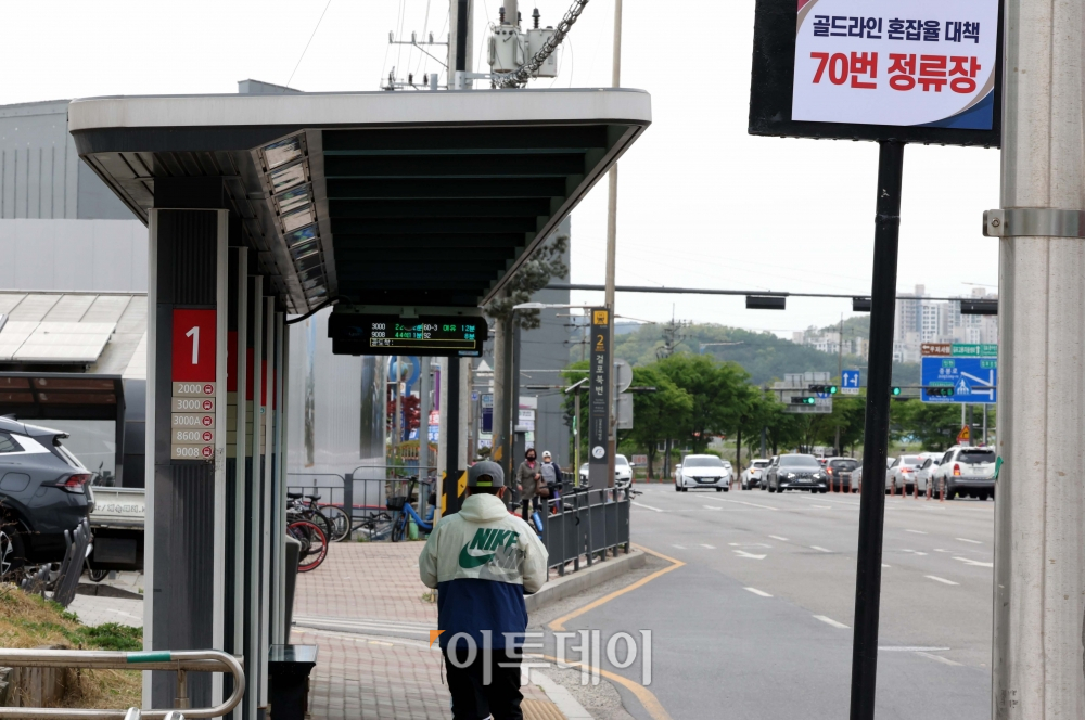 ▲경기 김포시 걸포북변역 버스정류장에 70번 버스 탑승 안내판이 게시돼 있다. 신태현 기자 holjjak@