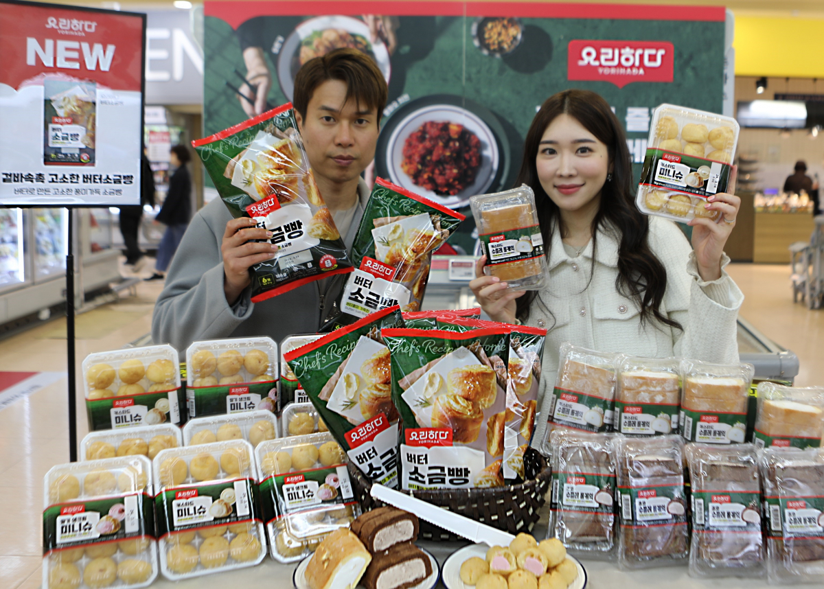 ▲모델들이 27일 롯데마트 서울역점에서 요리하다 디저트 5종을 소개하고 있다. (사진제공=롯데쇼핑)